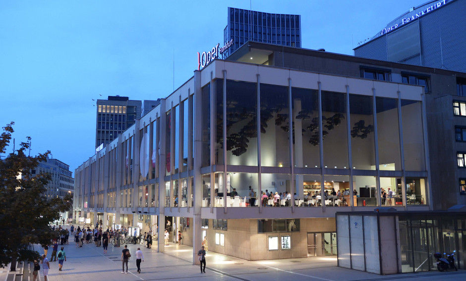 Frankfurt Blick auf die Fassade der Oper Frankfurt im Abendlicht
