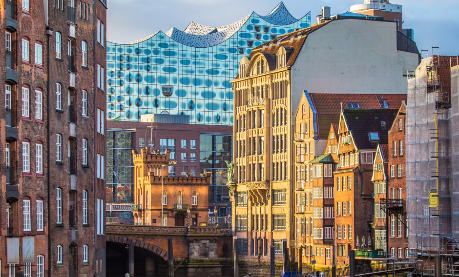 Speicherstadt mit Elbphilharmonie    
