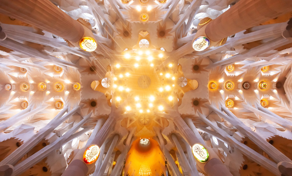 Blick in das Deckengewölbe der Sagrada Familia in Barcelona   