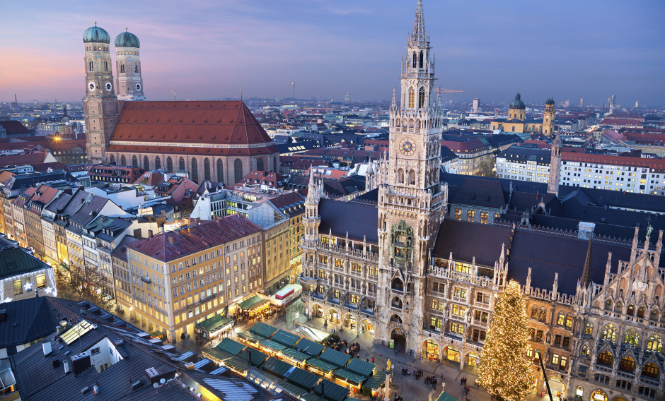 München Blick auf das weihnachtlich beleuchtete München