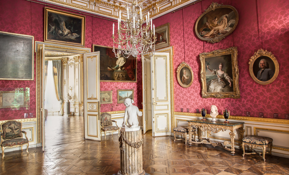 Innenraum mit roten Tapeten im Museum Jacquemart André