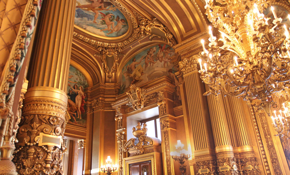 Innenansicht mit Deckengemälden des Palais Garnier in Paris