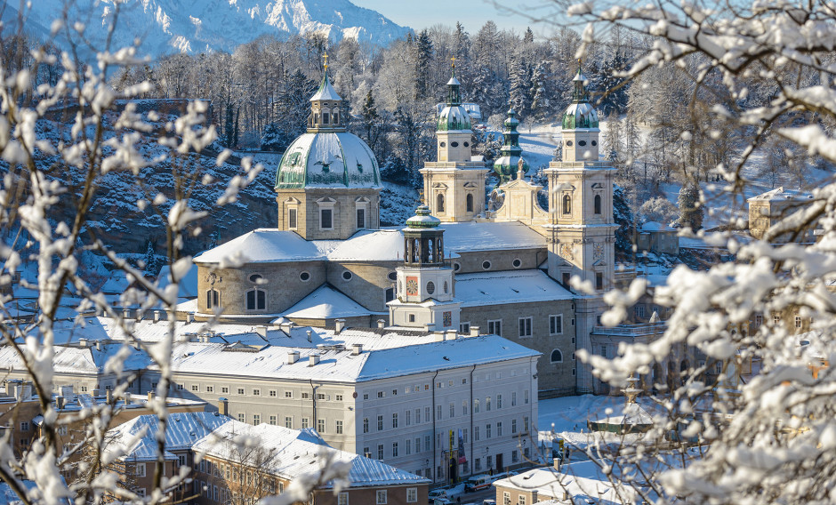 Blick vom Kapuzinerberg auf das winterliche Salzburg mit Dom   