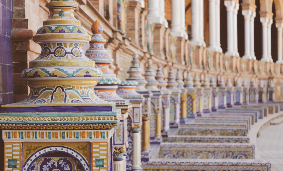 Detail mit andalusischen Fliesen auf der Plaza de España