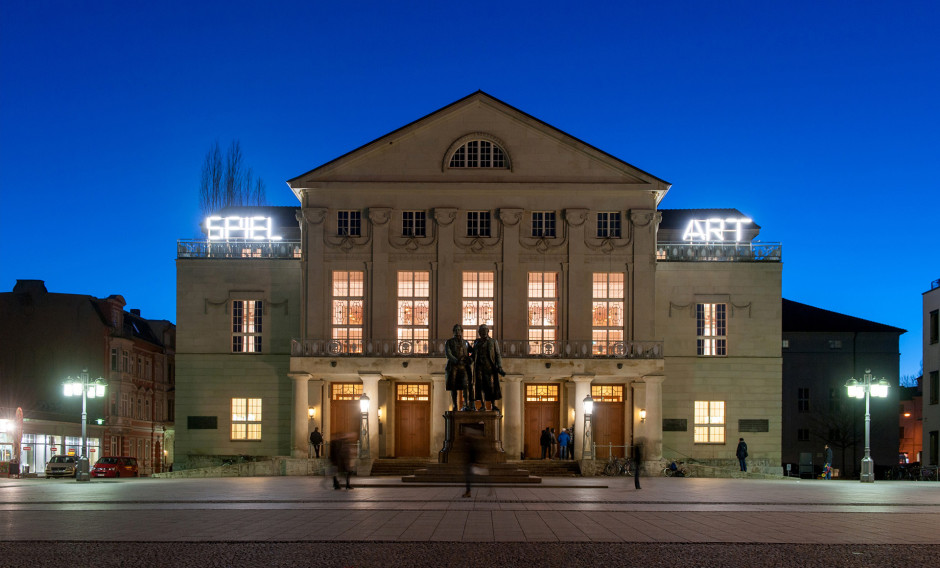 Blick auf das beleuchtete Nationaltheater in Weimar