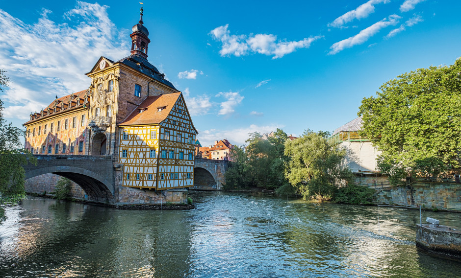 08: Brücke über die Regnitz mit Altem Rathaus in Bamberg   