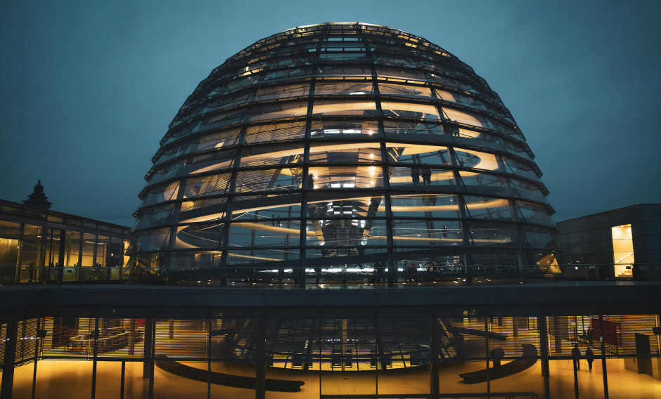 Berlin Blick auf die Glaskuppel des Berliner Reichtags am Abend