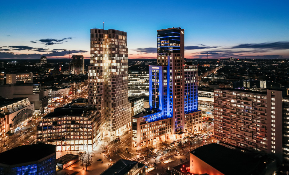 Blick auf das Hotel Waldorf Astoria und das nächtliche Berlin     