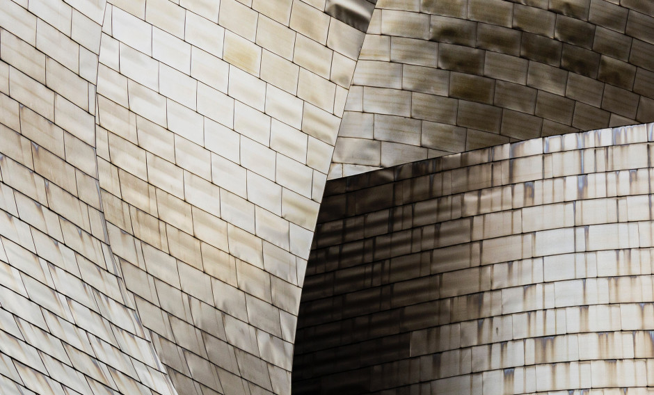 Guggenheim Museum Abstrakte Aufnahme von der glänzenden Fassade des Guggenheim Museums in Bilbao