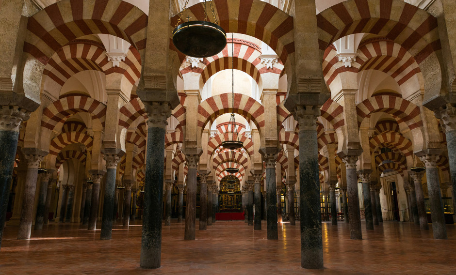 Die Hufeisenbögen in der Bethalle der Moschee von Cordoba (Mezquita-Catedral de Córdoba)