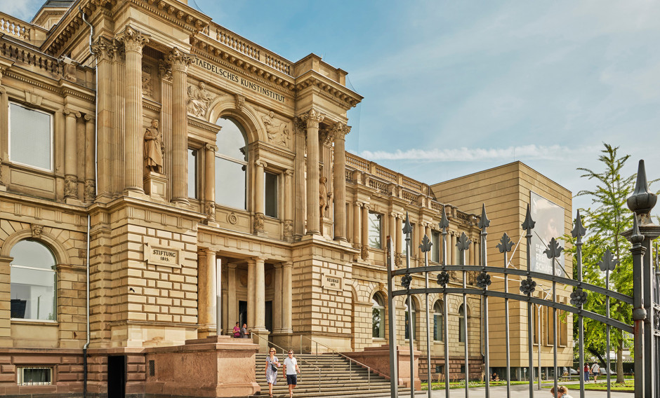 Fassade und Eingangsbereich des Städel Museums Frankfurt