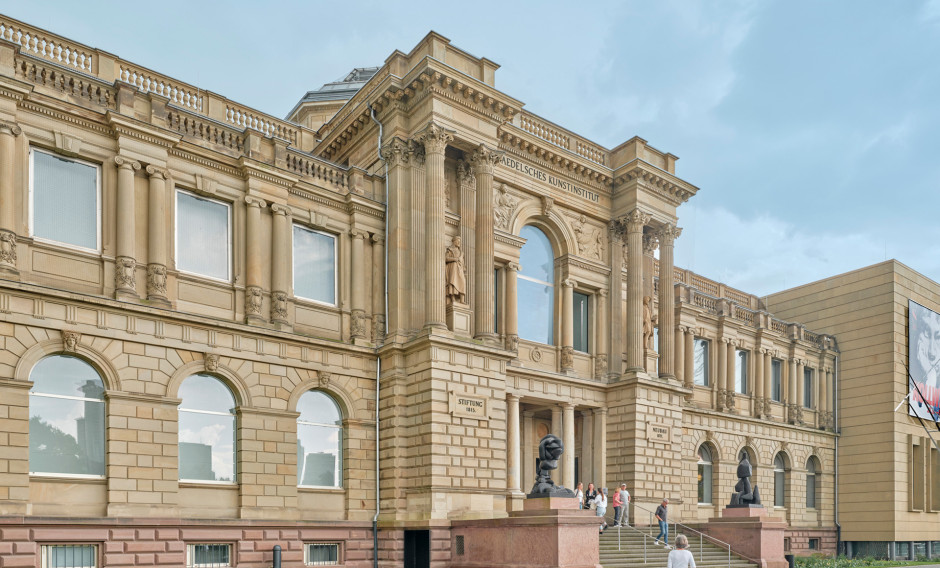 Fassade mit Eingangsbereich des Städel Museums in Frankfurt
