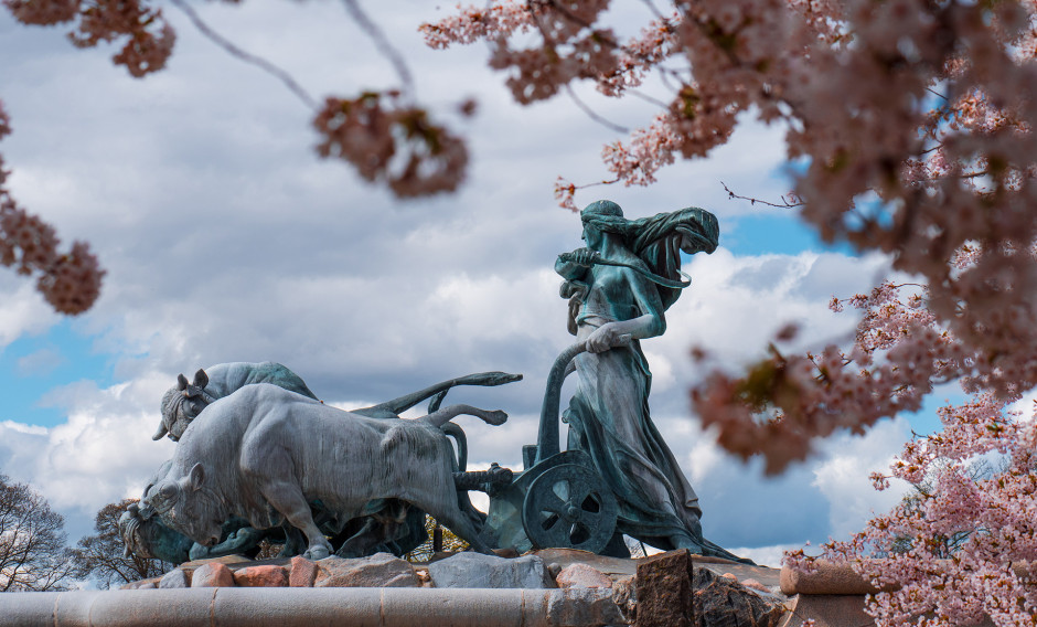 Kopenhagen Blick durch Blüten auf ein Denkmal in Kopenhagen