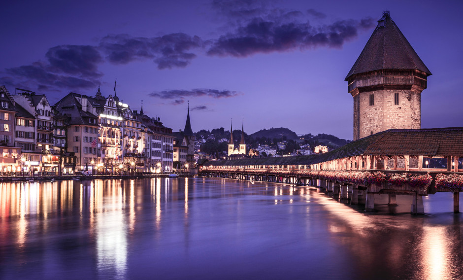 08: Nächtlich beleuchtete Kapellbrücke mit Wasserturm in Luzern Kapellbrücke mit Wasserturm in Luzern