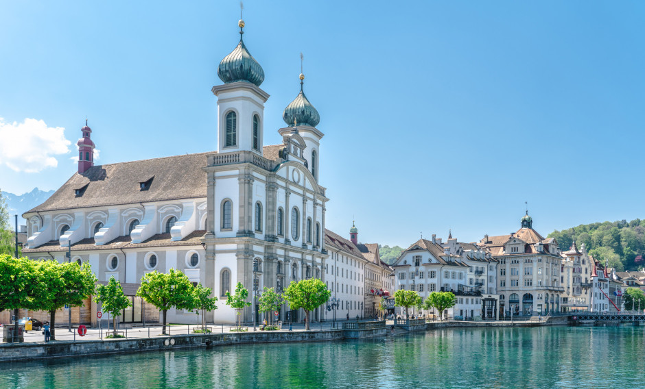 08: Blick auf Jesuitenkirche in Luzern und Reuss     