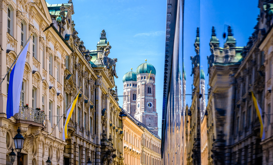 Straße in der Innenstadt von München mit Blick auf die Frauenkirche