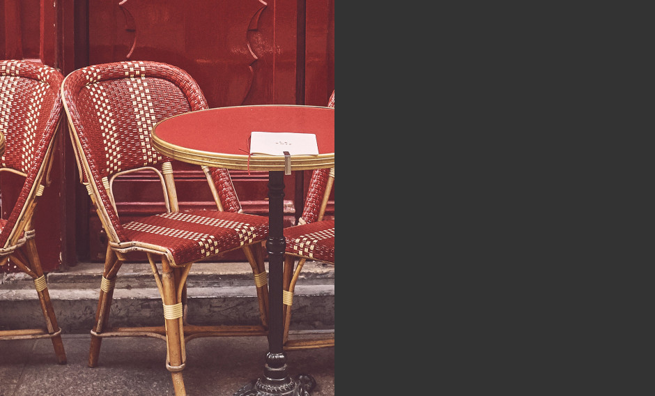 Typische Bistrostühle in Paris
