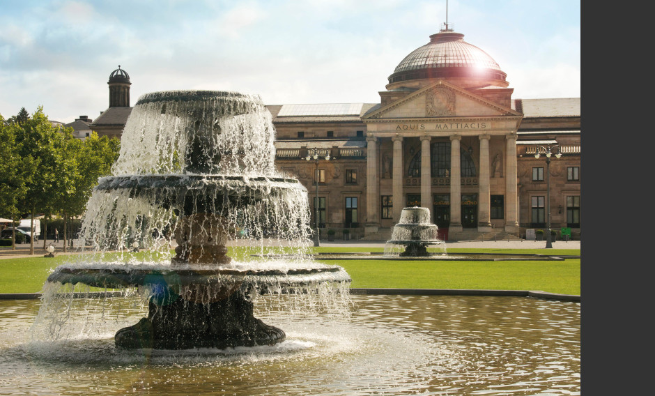 Blick auf Park mit Springbrunnen und Kurhaus in Wiesbaden