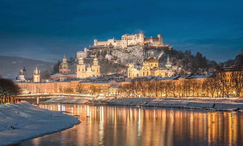 Blick auf das winterliche Salzburg am Abend