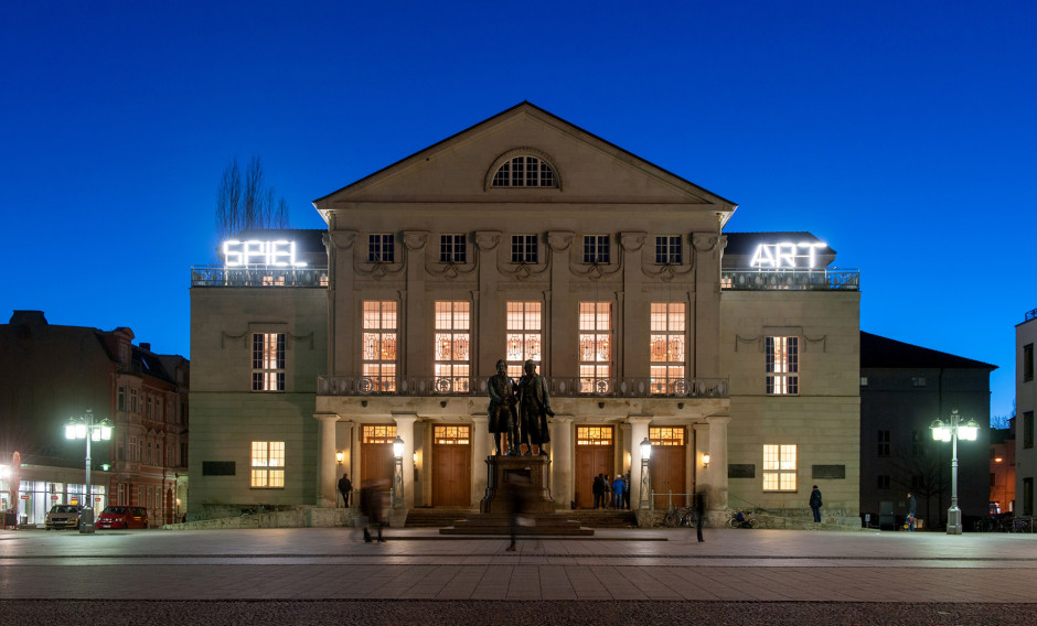 Das beleuchtete Nationaltheater in Weimar am Abend