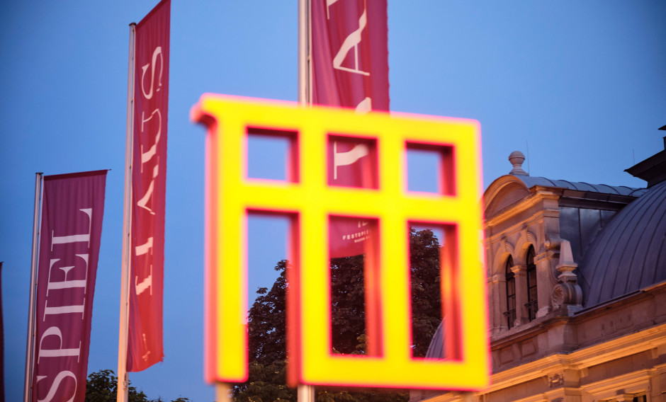 Logo und Fahnen am Festspielhaus Baden-Baden   