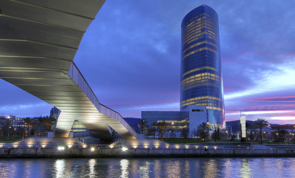 Bilbao Turm und Brücke über den Fluss Nervion im Abendlicht