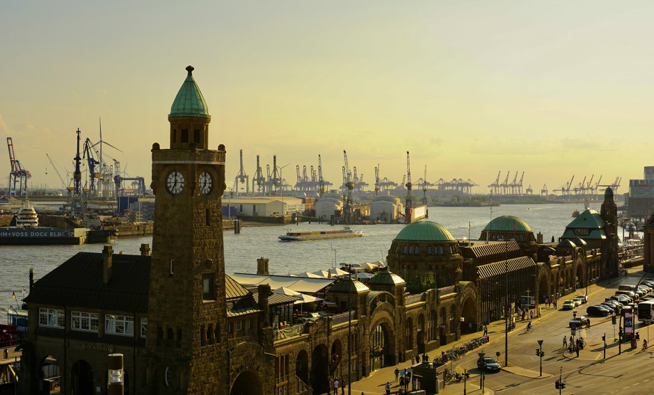 Blick auf Sankt Pauli und Landungsbrücken in Hamburg