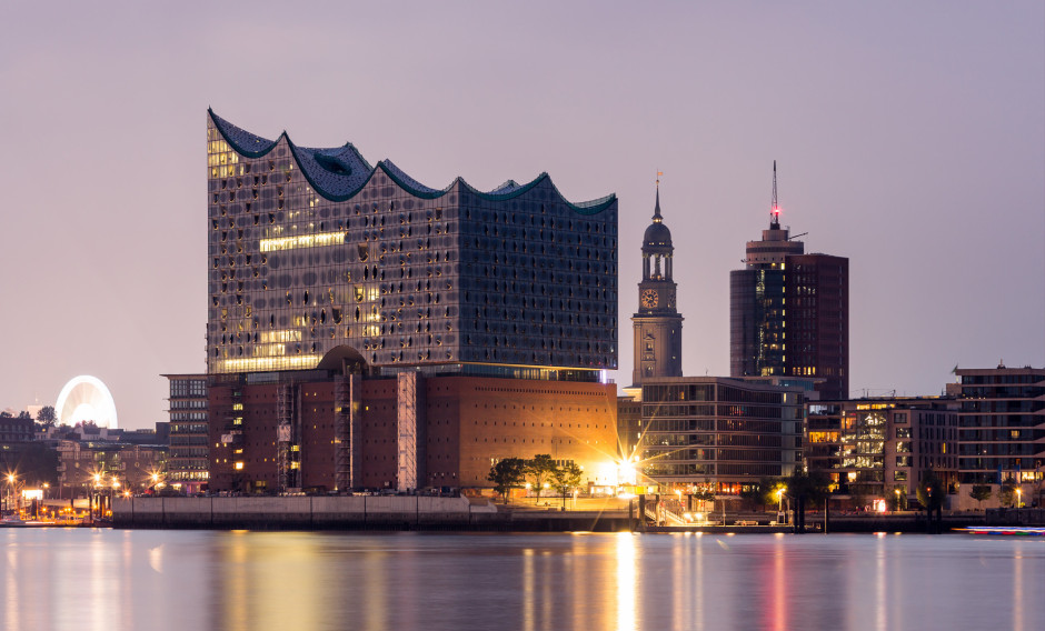 Hamburg Die Elbphilharmonie in Hamburg am Abend