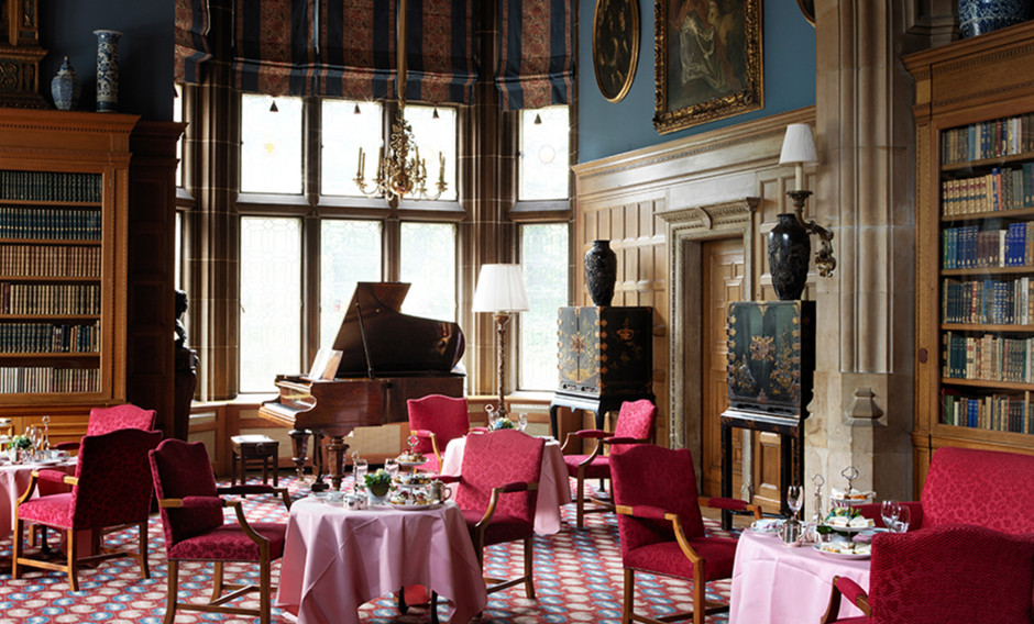 Die Bibliothek des Schlosshotels Kronberg mit Flügel   