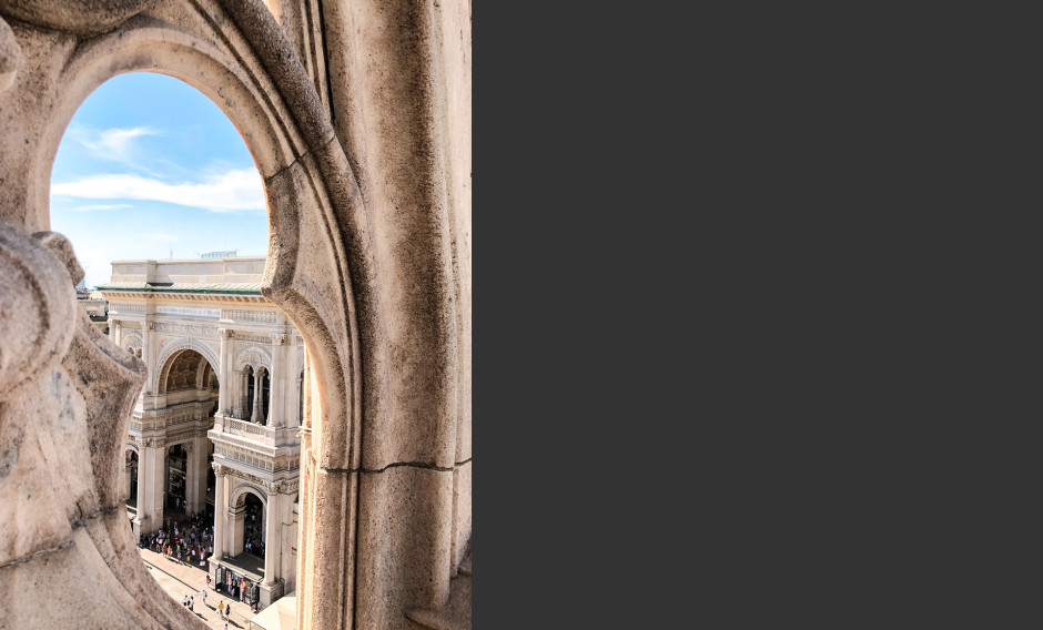 Mailand 09: Blick vom Mailänder Dom auf ein Gebäude der Stadt