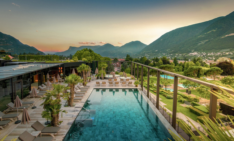 Blick auf das Hotel Therme mit Pool in Meran