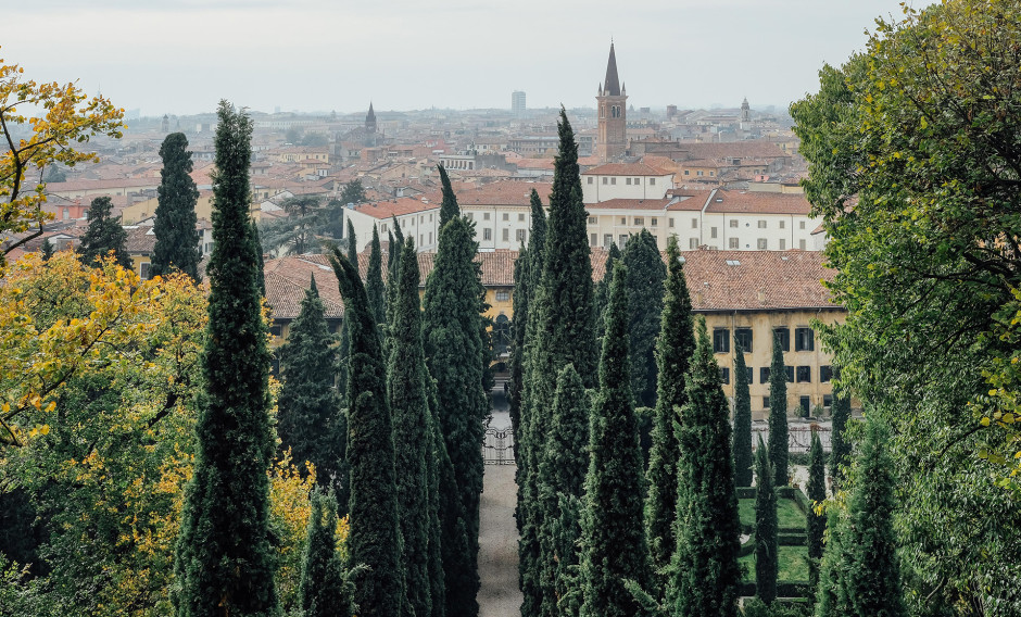 09: Blick durch einen Park auf Verona   