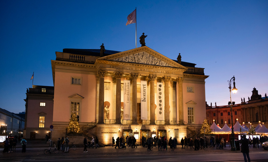Aussenansicht der Staatsoper Unter den Linden im Abendlicht    