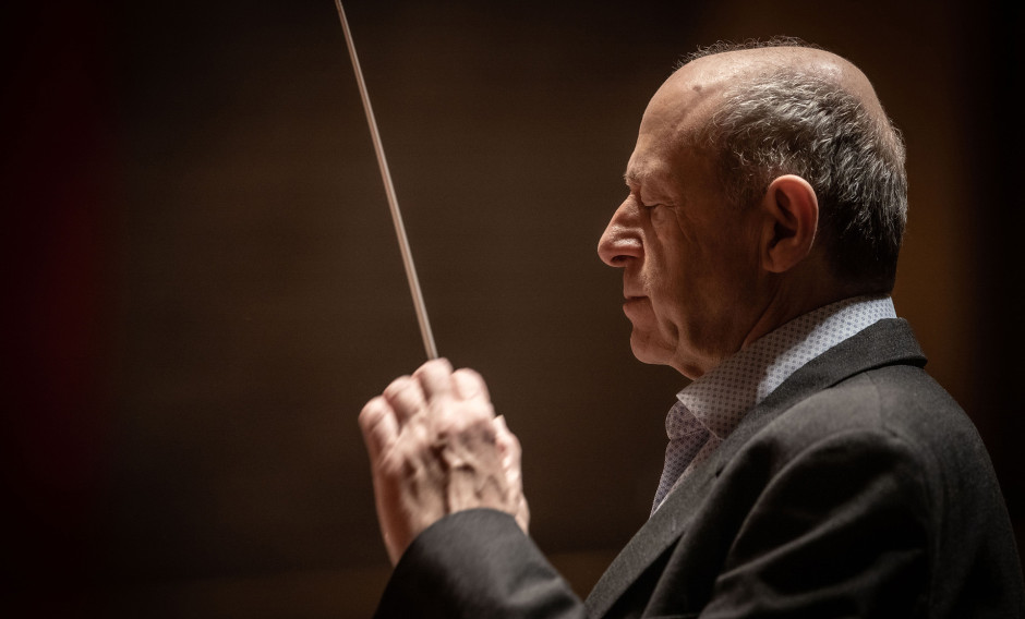 Portrait des Dirigenten Ivan Fischer im Profil