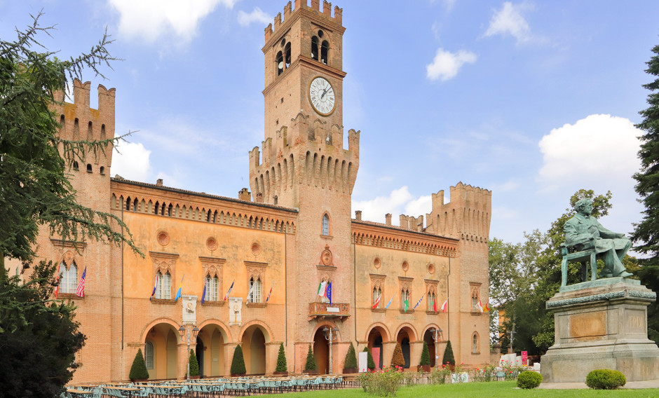10: Blick auf die Fassade des Teatro Verdi in Busseto    