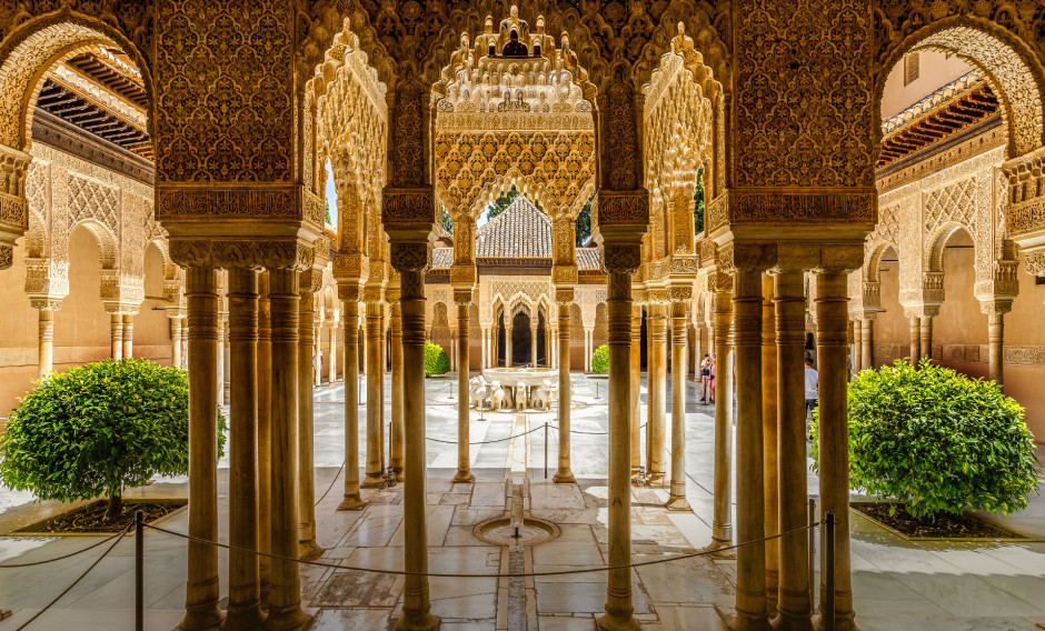 Blick in den Hof der Löwen in der Alhambra in Granada