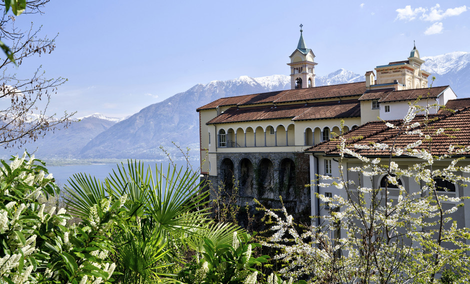 Die Wallfahrtskirche Madonna di Sasso hoch über dem Lago Maggiore