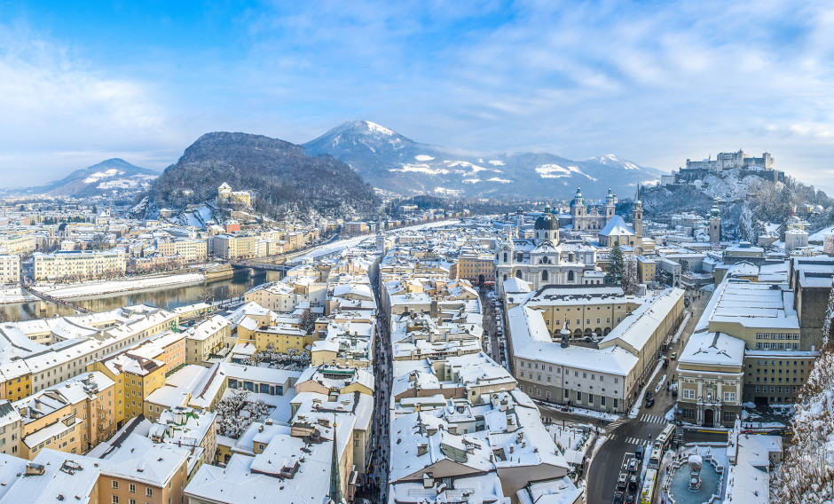Luftaufnahme mit Blick auf das winterliche Salzburg