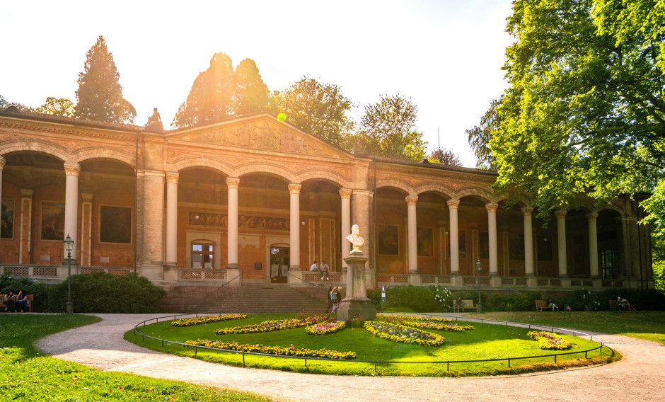 Die Trinkhalle mit Arkaden in Kurpark Baden-Baden