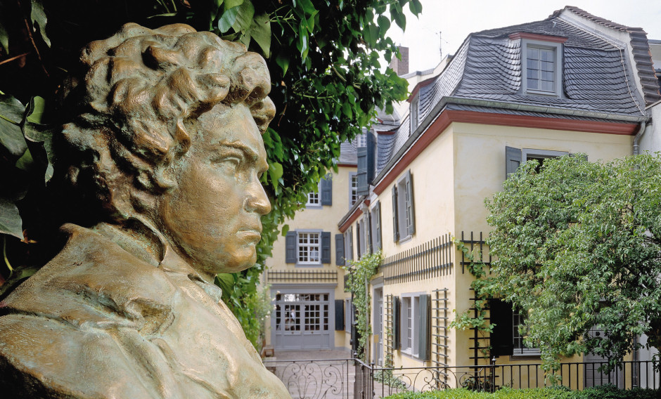 Blick auf Beethoven-Haus mit Garten und Büste