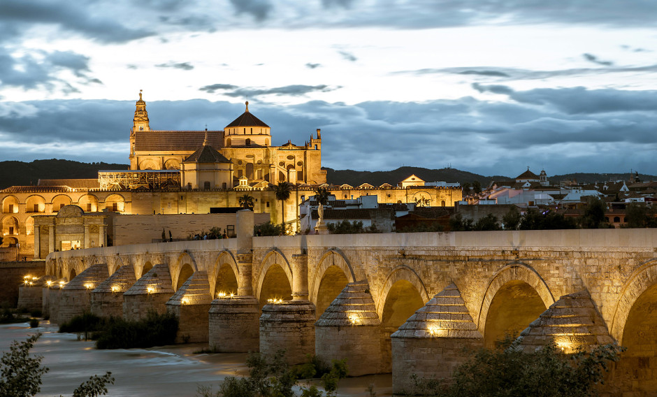 Cordoba Blick auf Brücke und Kathedrale/Moschee in Cordoba im Abendlicht