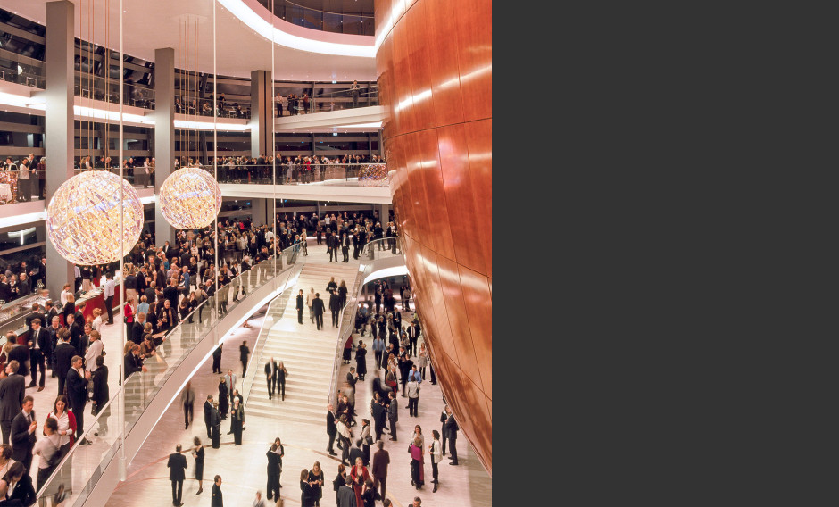 Kopenhagen Der architektonisch interessante Innenraum mit Publikum in der Königlichen Oper Kopenhagen