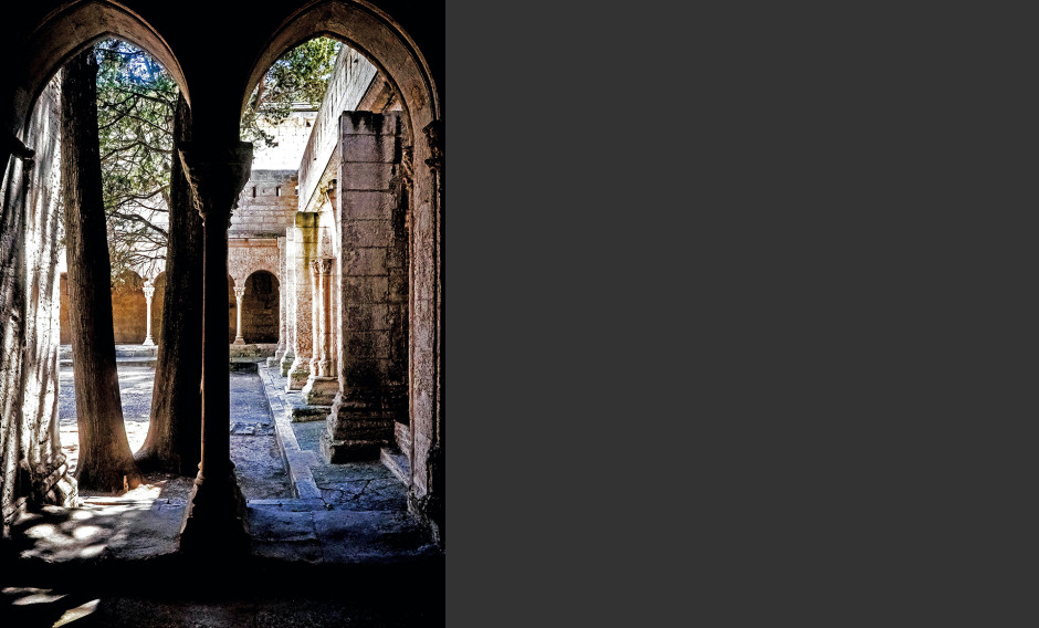 Arles Blick in einen Innenhof in der Altstadt von Arles