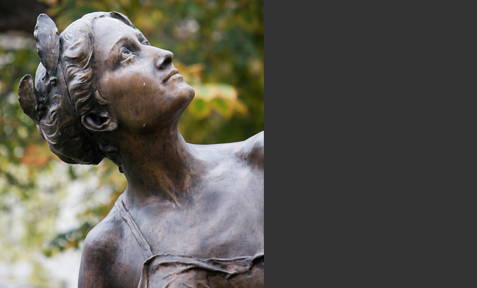Weibliche Bronzefigur in Bukarest