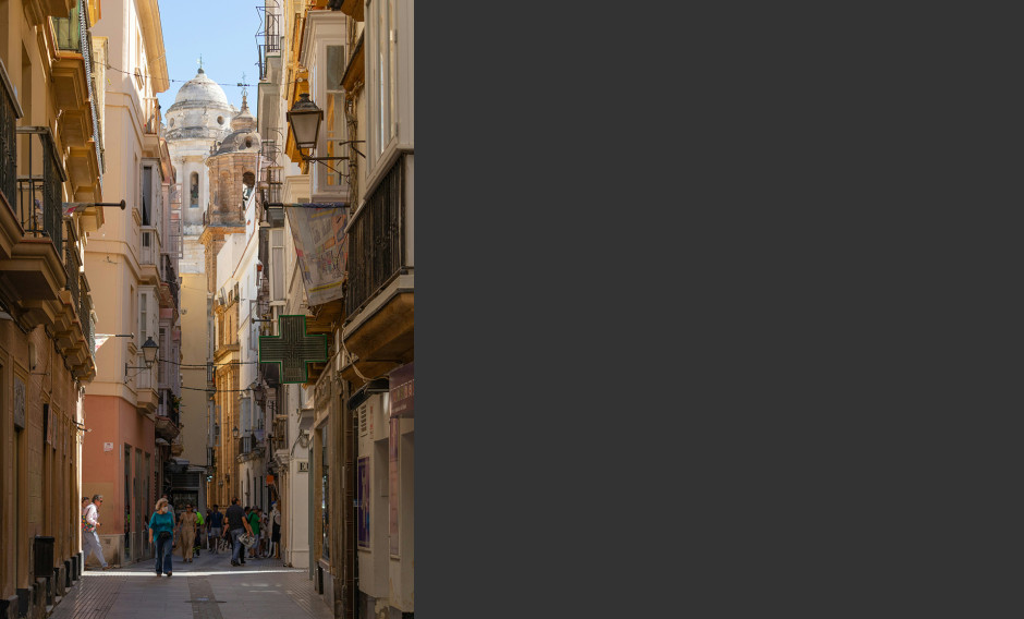 Eine schmale Gasse in der Altstadt von Cadiz