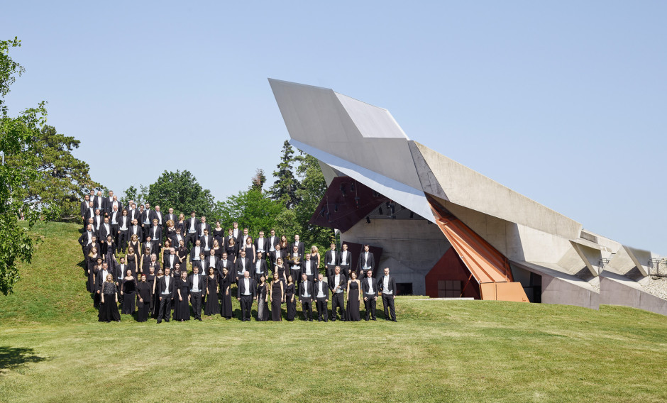Tonkuenstler Orchester Niederösterreich Das Tonkuenstler Orchester Niederösterreich vor dem Wolkenturm in Grafenegg