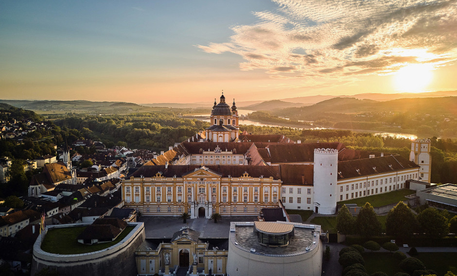 Blick über die Wachau mit Benediktinerstift Melk