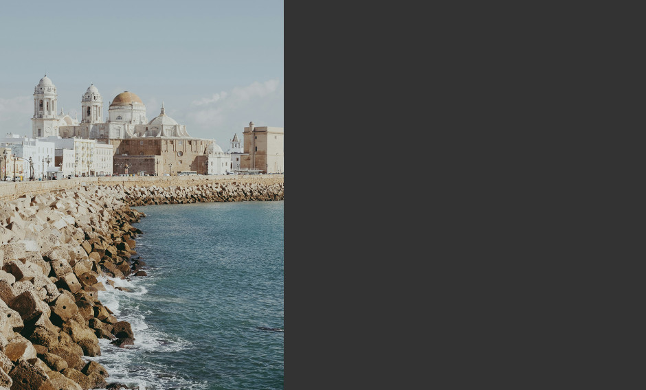 Blick vom Wasser auf Altstadt und Kathedrale in Cadiz