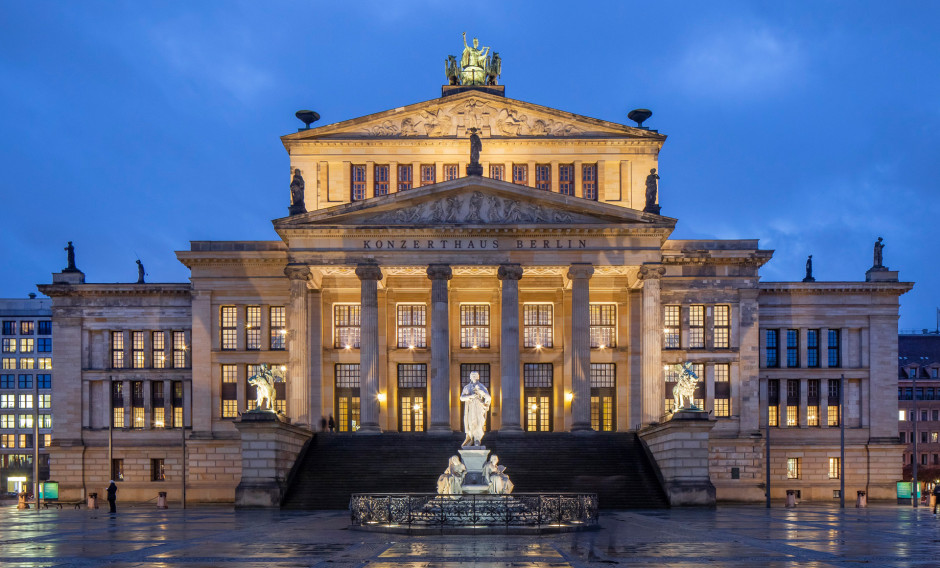 Berlin Blick auf das beleuchtete Konzerthaus Berlin