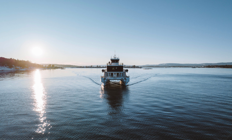 Das Elektro-Boot auf dem Oslo Fjord im Abendlicht